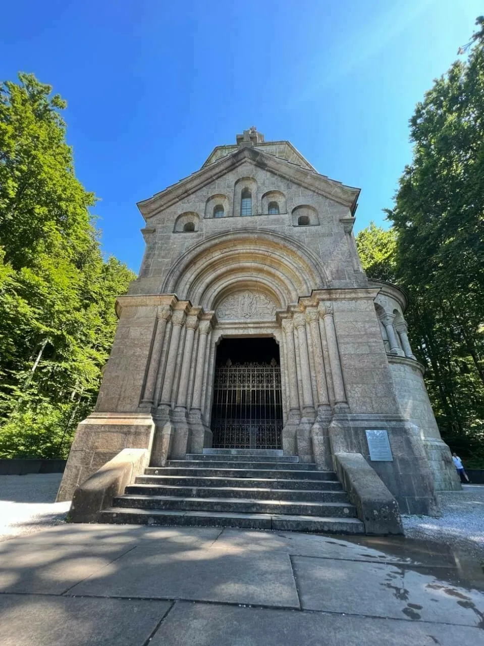 Die Votivkapelle, die zum Gedenken an den Tod von König Ludwig II.am Ufer des Starnberger Sees errichtet wurde.