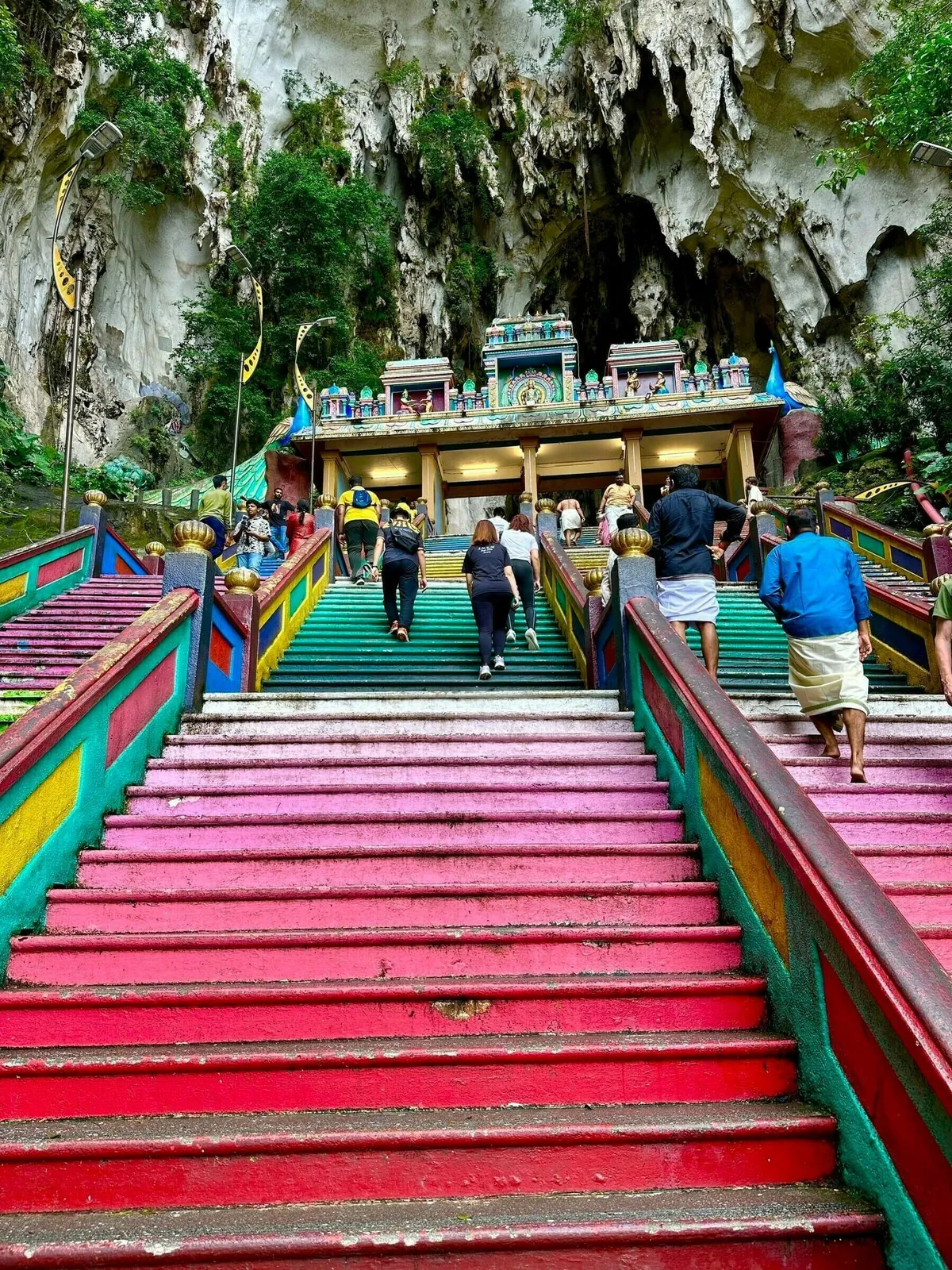 Die bunten Treppenstufen, die steil zu den Batu Caves hinaufführen.