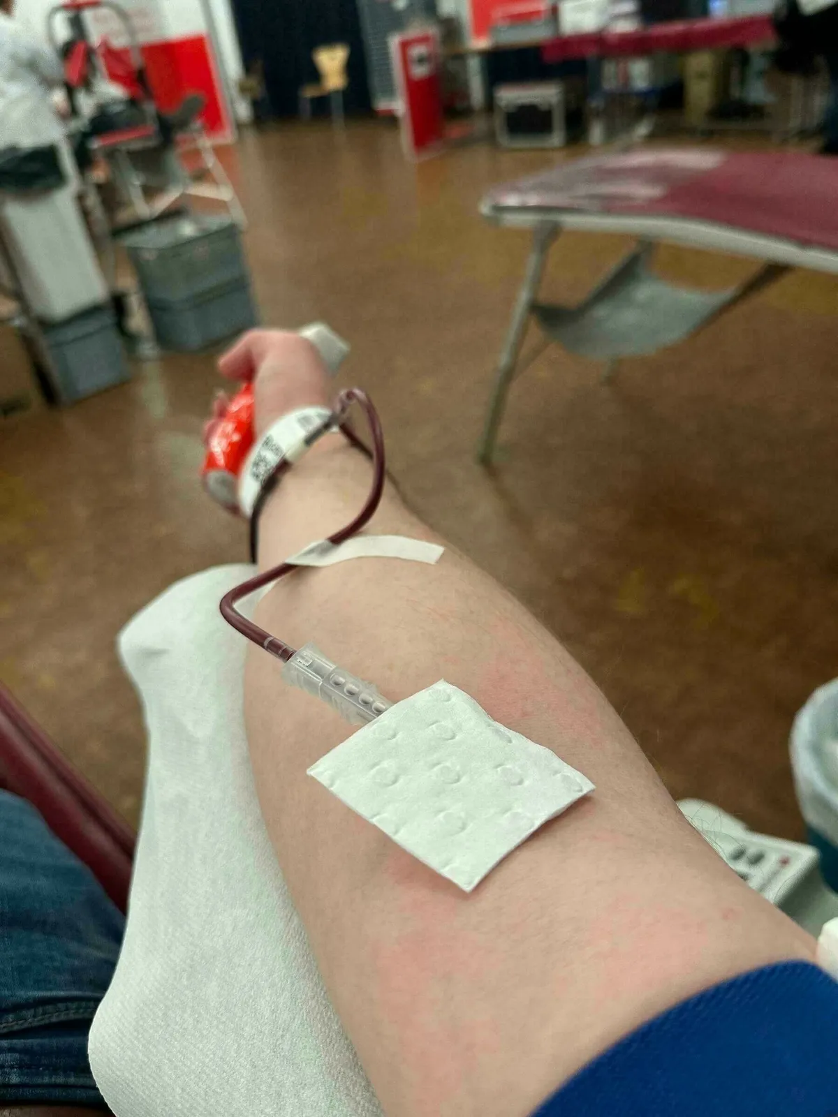 Mein Arm liegt auf der Stütze beim Blutspenden