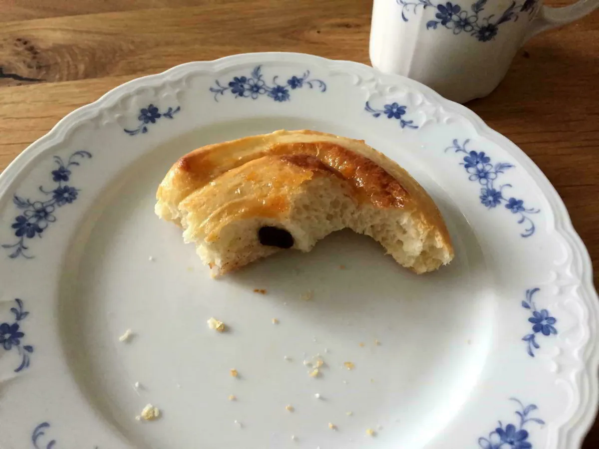 Fast aufgegessene Rosinenschnecke