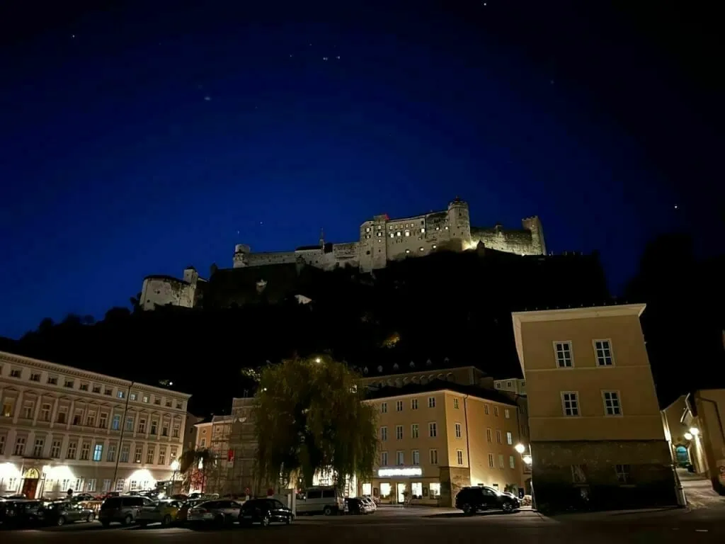 Salzburg bei Nacht mit Blick auf die Festung Hohensalzburg