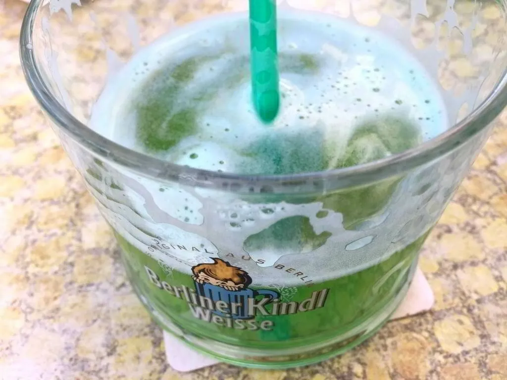 Grüne Berliner Weiße mit Waldmeistergeschmack