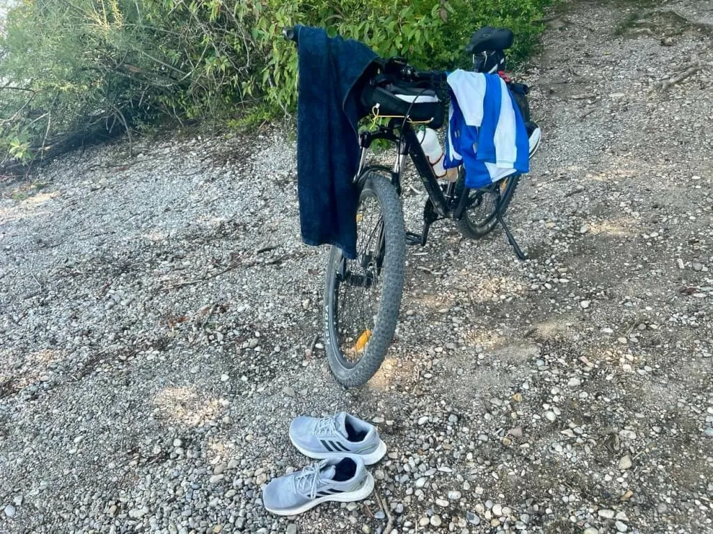 Mein Mountainbike mit meinen Klamotten, meinen Schuhen und dem Handtuch nach dem erfrischenden Bad im Starnberger See.