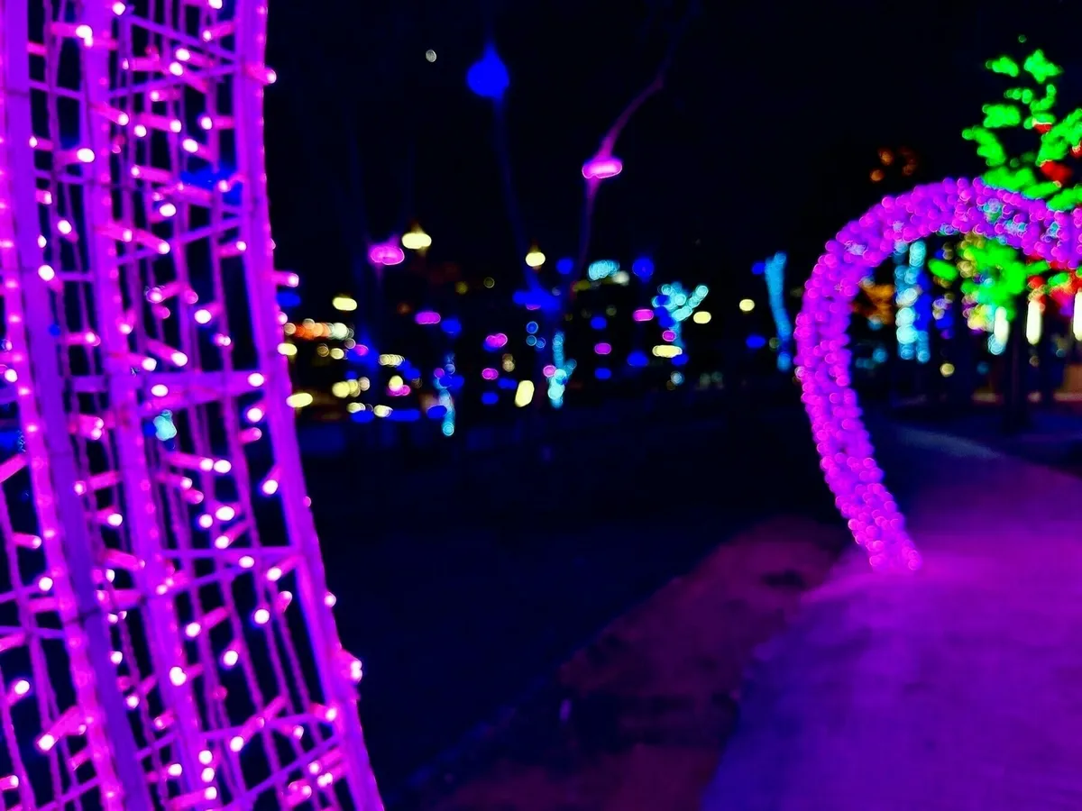 Bunte und lebendige Lichter bilden nachts einen beleuchteten Weg.