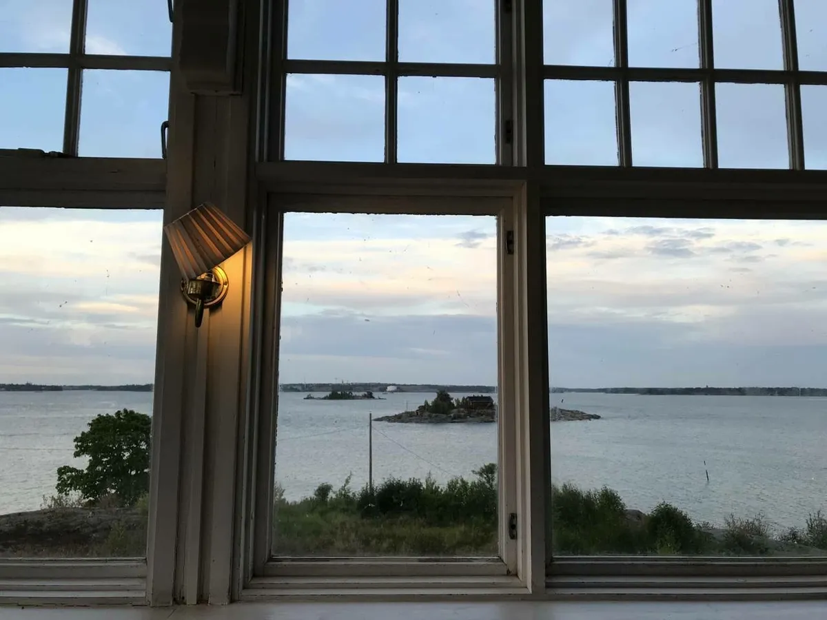 Blick von einer Insel vor Helsinki in die abendliche Bucht
