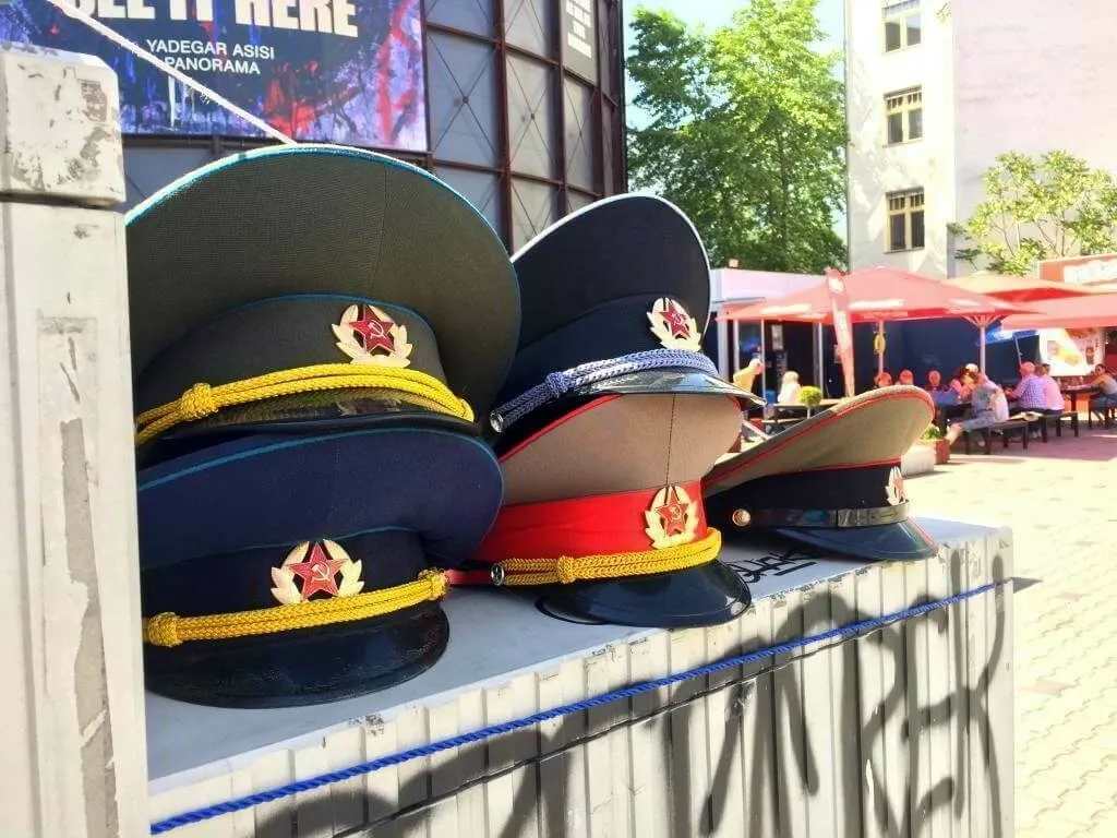 Verkauf von Trödel der russischen Armee in der Nähe vom Checkpoint Charlie in Berlin