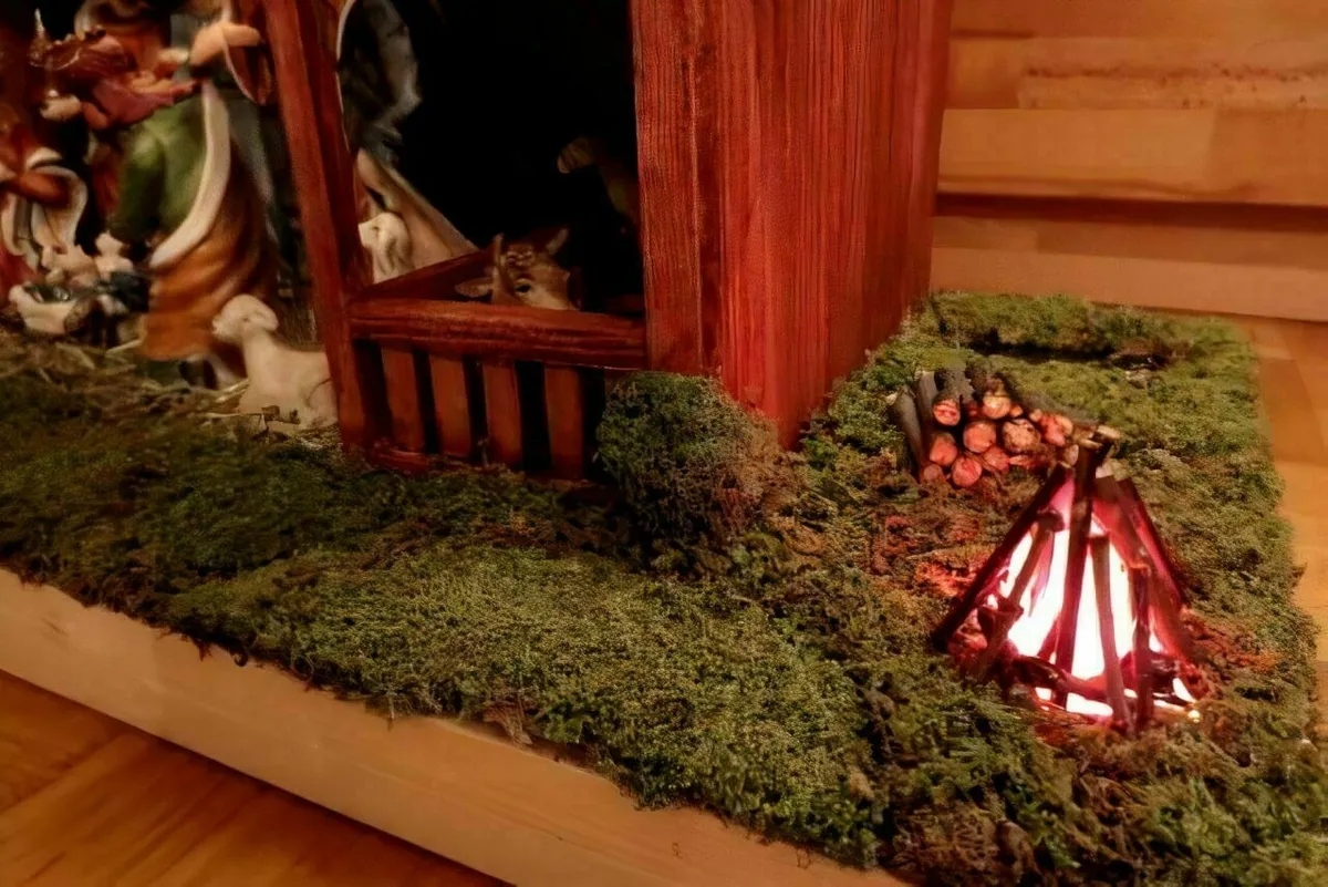 Lagerfeuer für eine Weihnachtskrippe aus einem Fruchtzwergbecher mit Moos