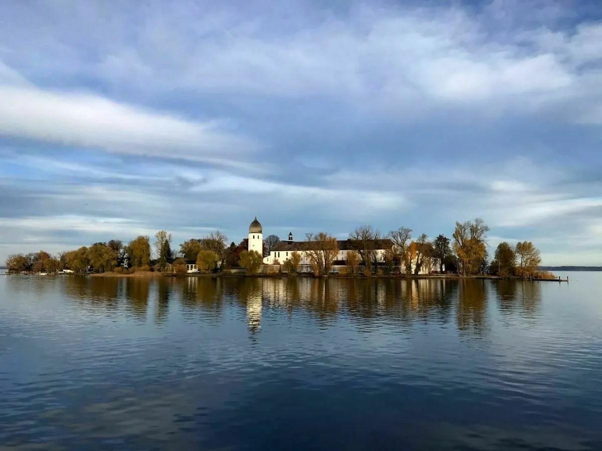 Blick auf die winterliche Fraueninsel