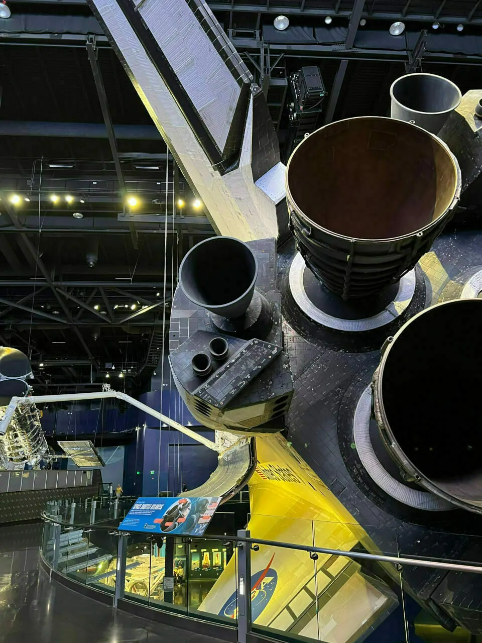 Space Shuttle Atlantis von hinten.