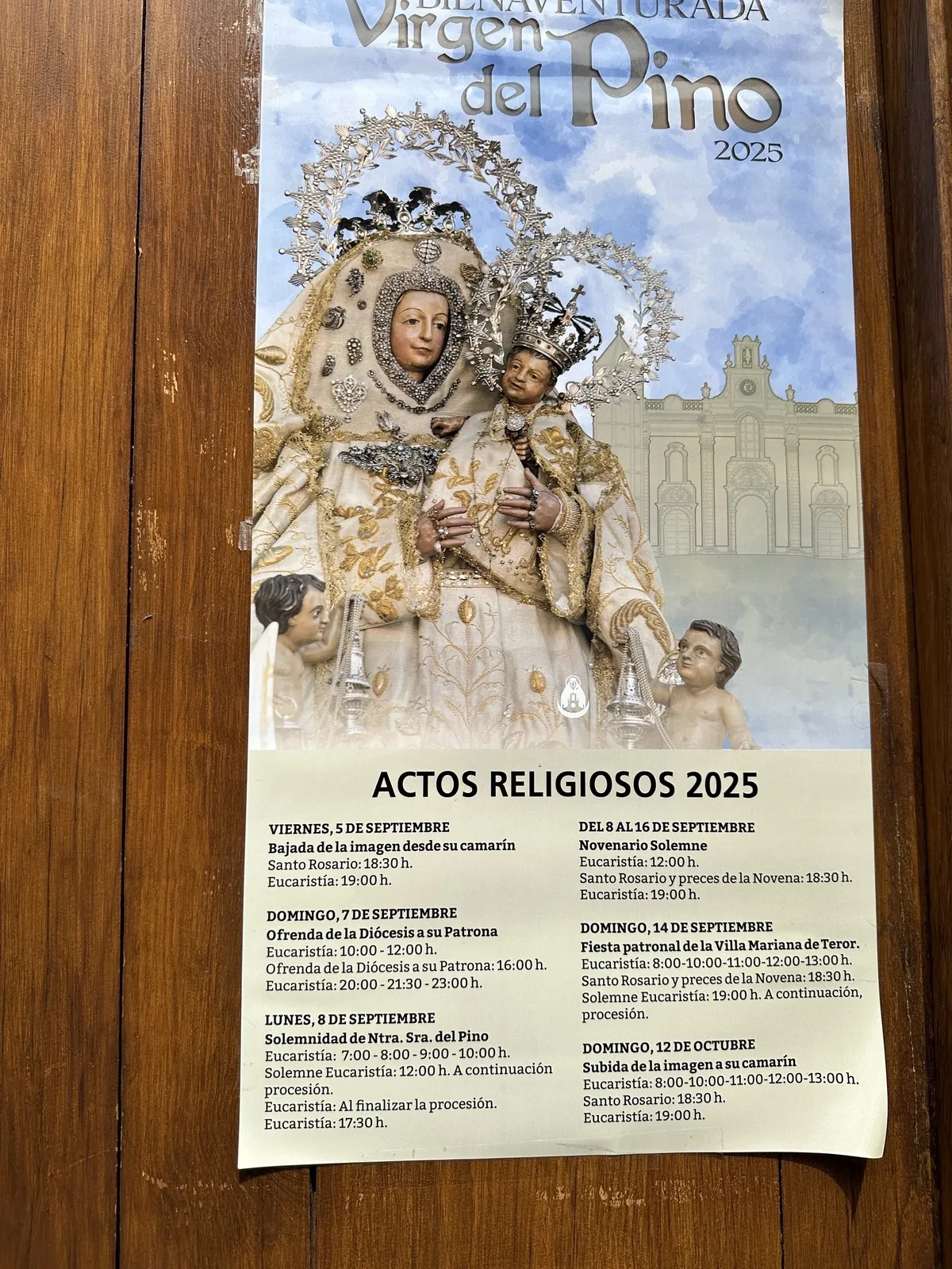 Ein religiöses Plakat auf Spanisch kündigt Veranstaltungen zu Ehren der Virgen del Pino" für September 2025 an.
