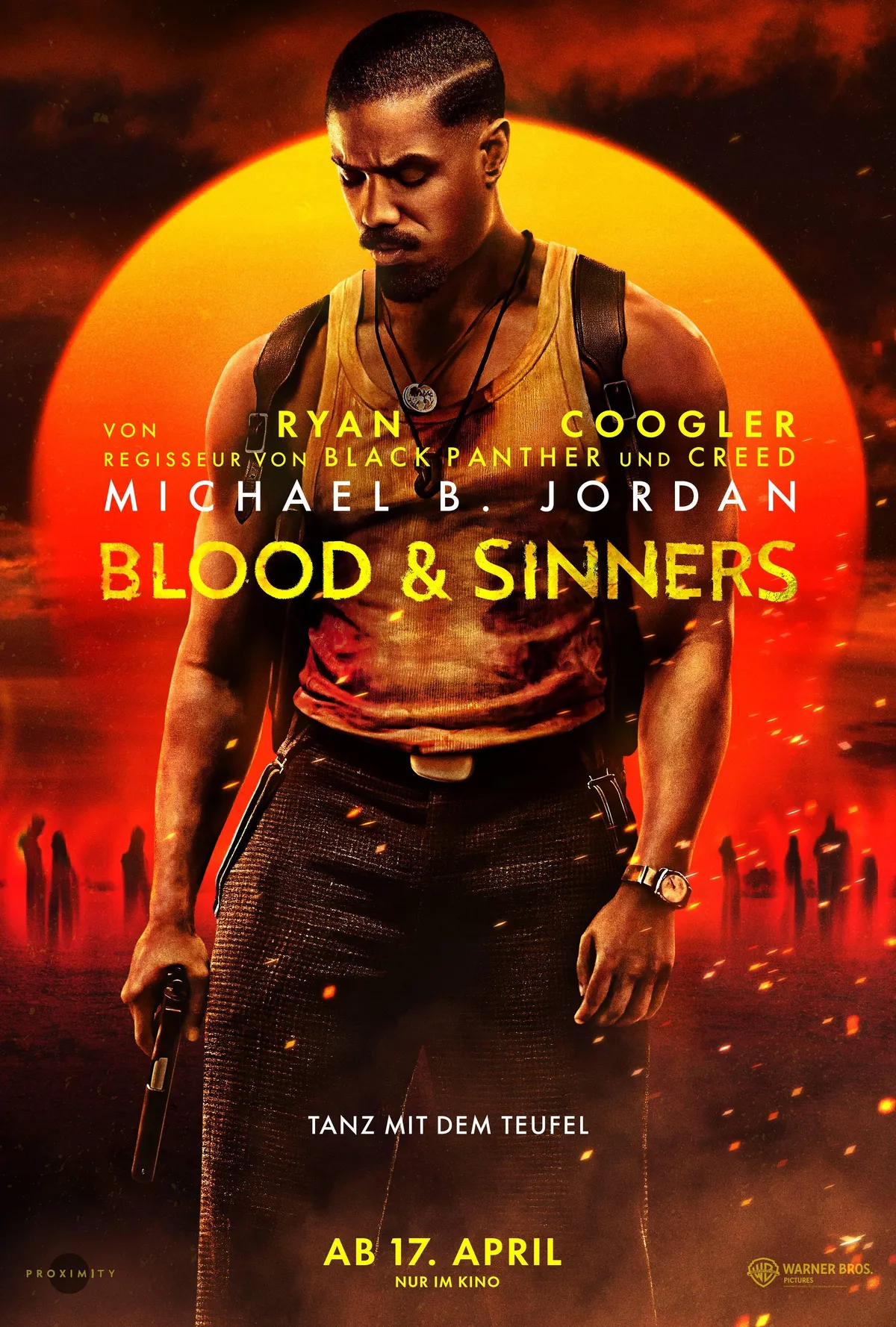 Ein muskulöser Mann in einem gelben Tanktop steht in einer dramatischen Pose mit einer Waffe in der Hand vor einem orangefarbenen Sonnenuntergang. Der Titel des Films "Blood and Sinners" sowie die Namen von Regisseur Ryan Coogler und Hauptdarsteller Michael B. Jordan sind deutlich sichtbar.