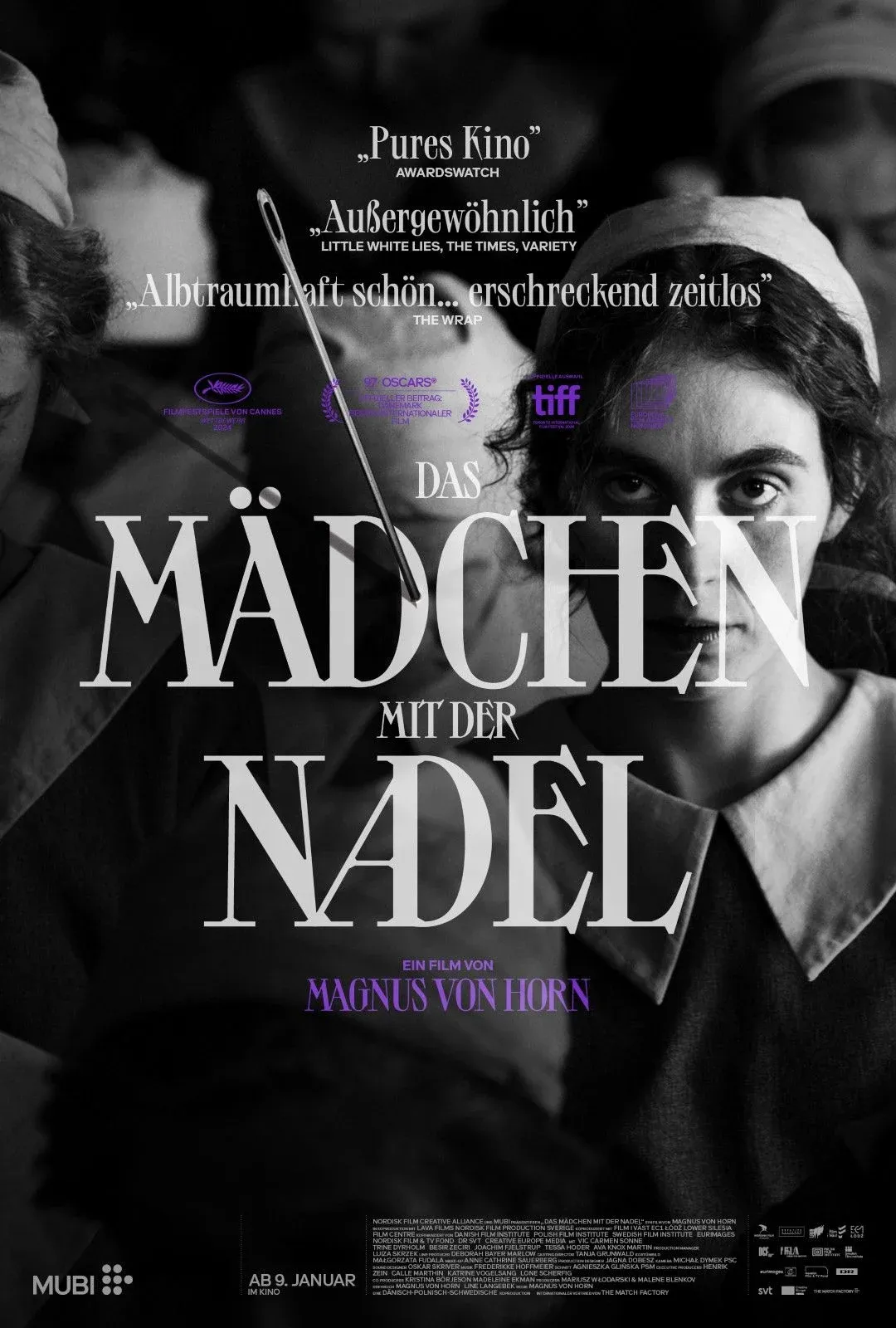 Filmposter in Schwarz-Weiß mit violetter Akzentfarbe für den Film "DAS MÄDCHEN MIT DER NADEL". Eine Frau in Krankenschwester-ähnlicher Kleidung blickt intensiv in die Kamera, während eine große Nadel diagonal über ihren Kopf ragt.