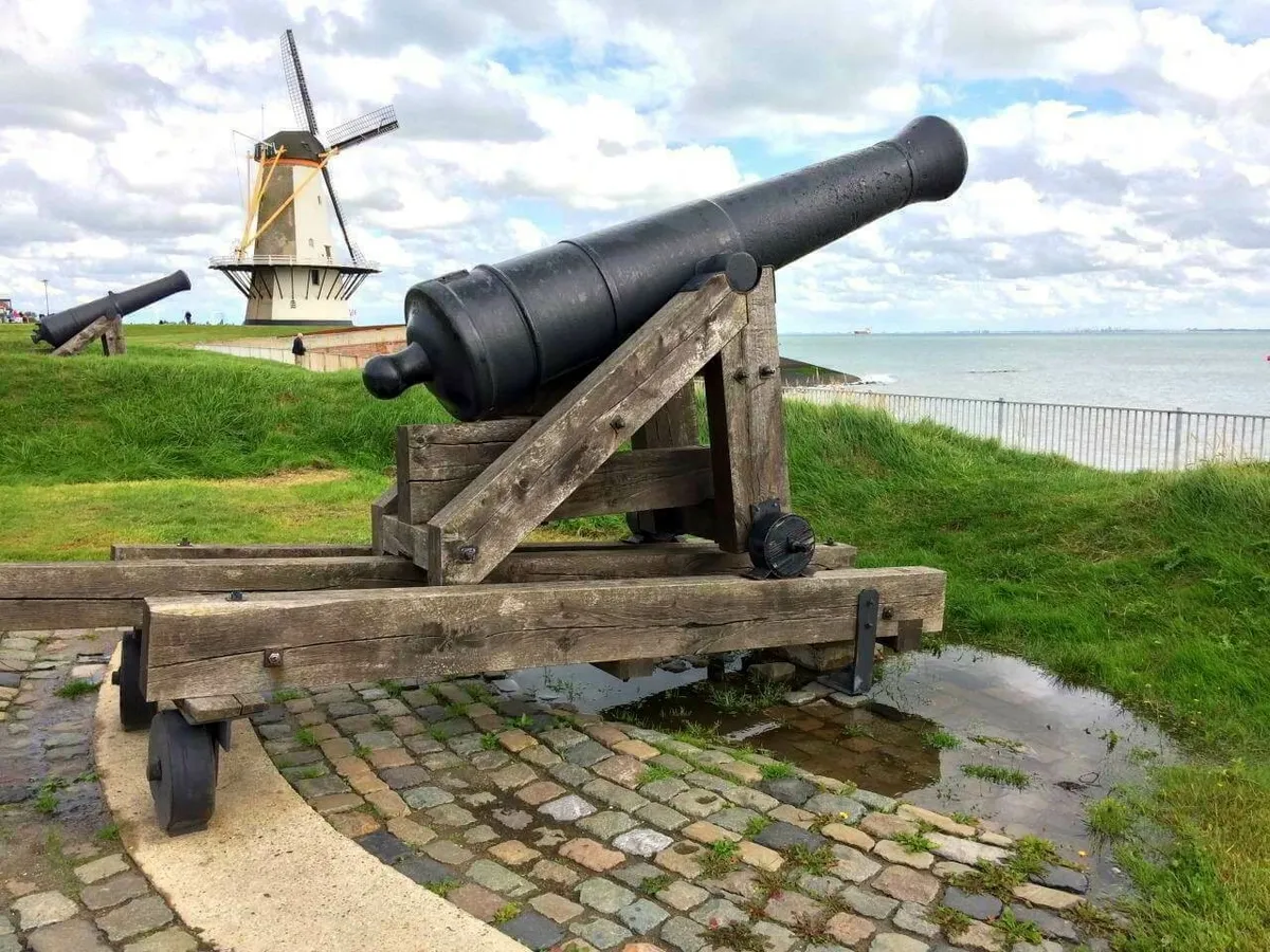 Kanonen an der Küste von Holland
