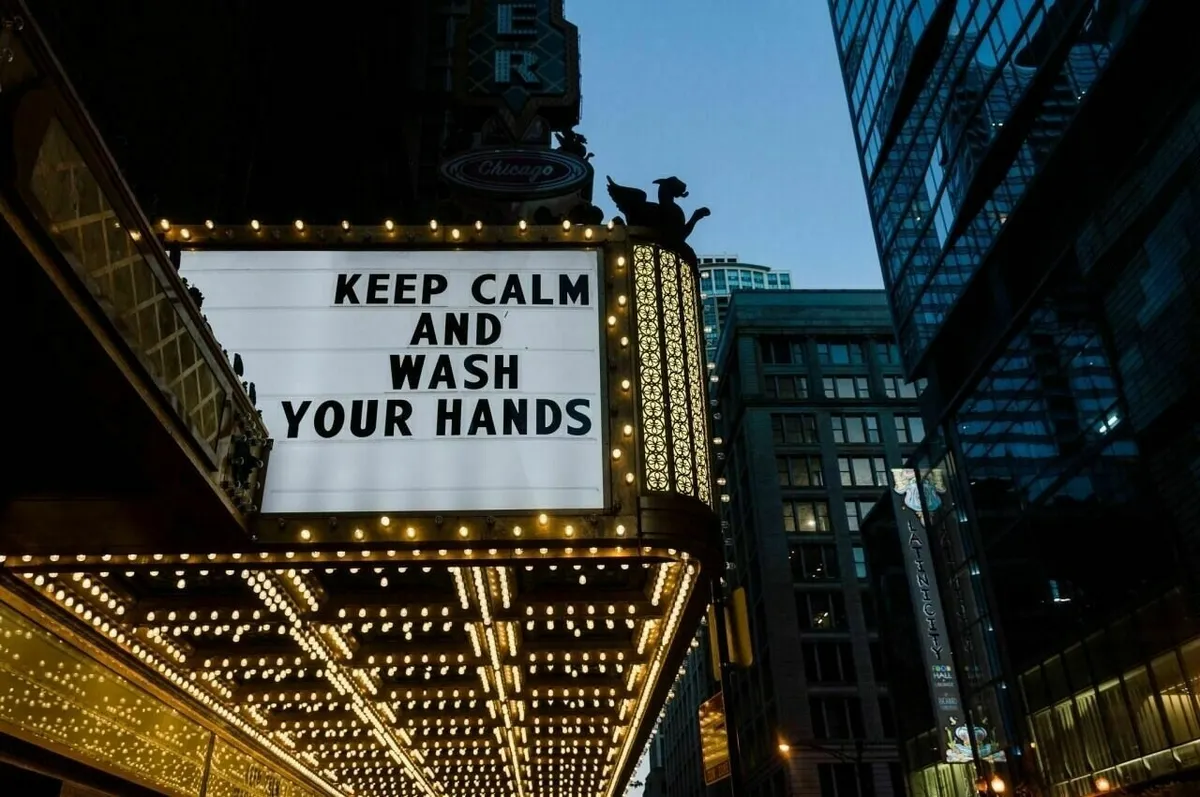 "Keep calm and wash hands" auf einem Kino in Amerika