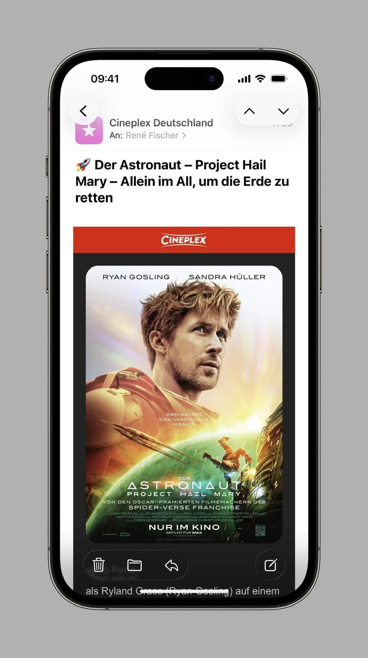 Ein Mobiltelefon zeigt eine E-Mail mit Informationen zu dem Film "Astronaut - Project Hail Mary". In der E-Mail befindet sich ein Filmplakat, auf dem Ryan Gosling und Sandra Hüller abgebildet sind, begleitet von dem Text "Nur im Kino".