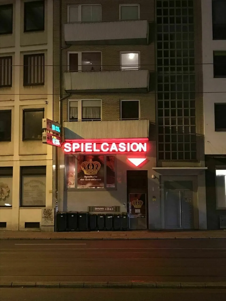 Ein Spielcasino in Bremen mit der Neonschrift Spielcasion
