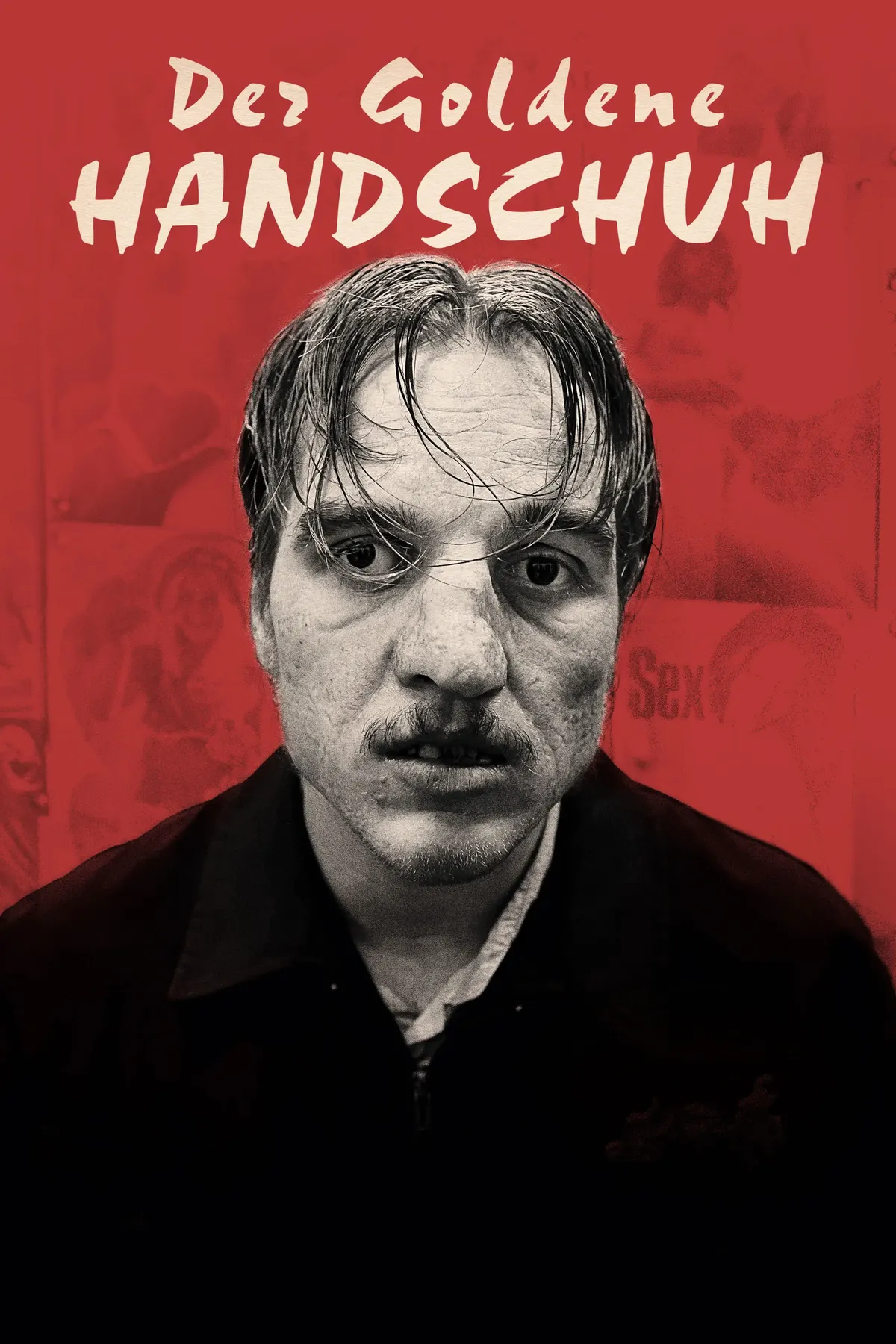 Ein Mann mit ernstem, leicht entstellten Gesichtsausdruck vor einem roten Hintergrund und der Aufschrift Der Goldene Handschuh.
