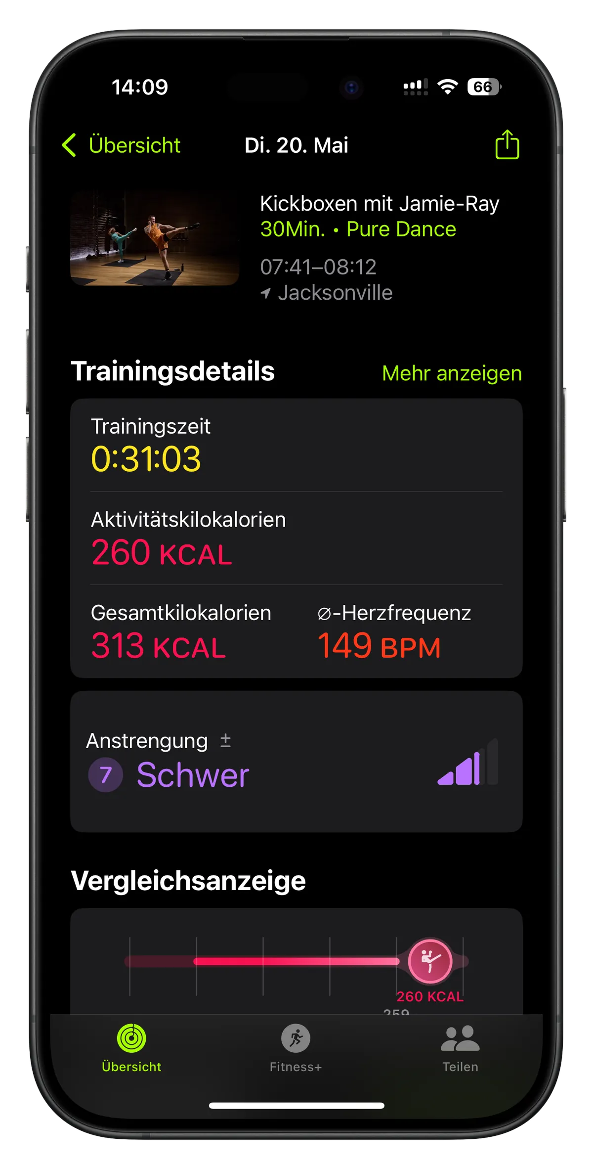 Die Fitness-App auf einem Smartphone zeigt Details eines 30-minütigen Kickbox-Trainings, einschließlich verbrannter Kalorien und Herzfrequenz.