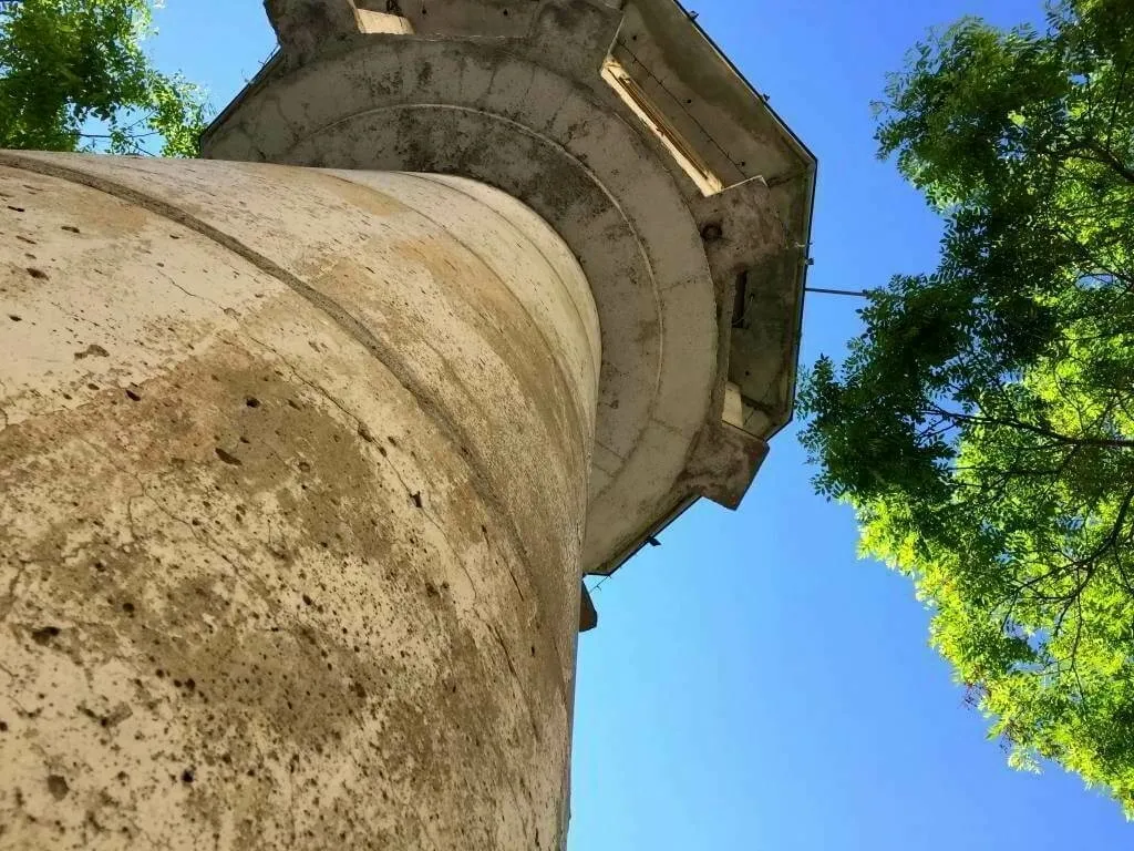 Ehemaliger Wachturm des DDR Grenzschutzes in Berlin