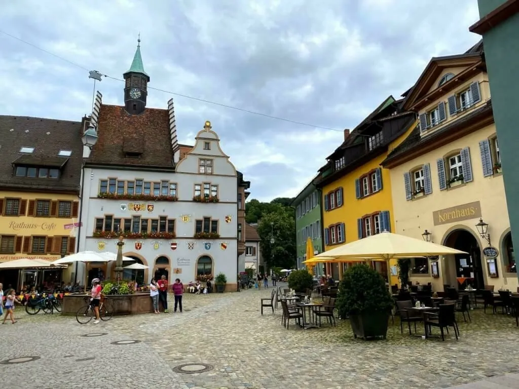 Der Marktplatz von Staufen mit Blick auf das Rathaus