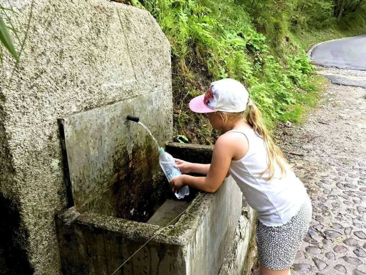 Frisches Trinkwasser holen an der Quelle Acqua Benedetta