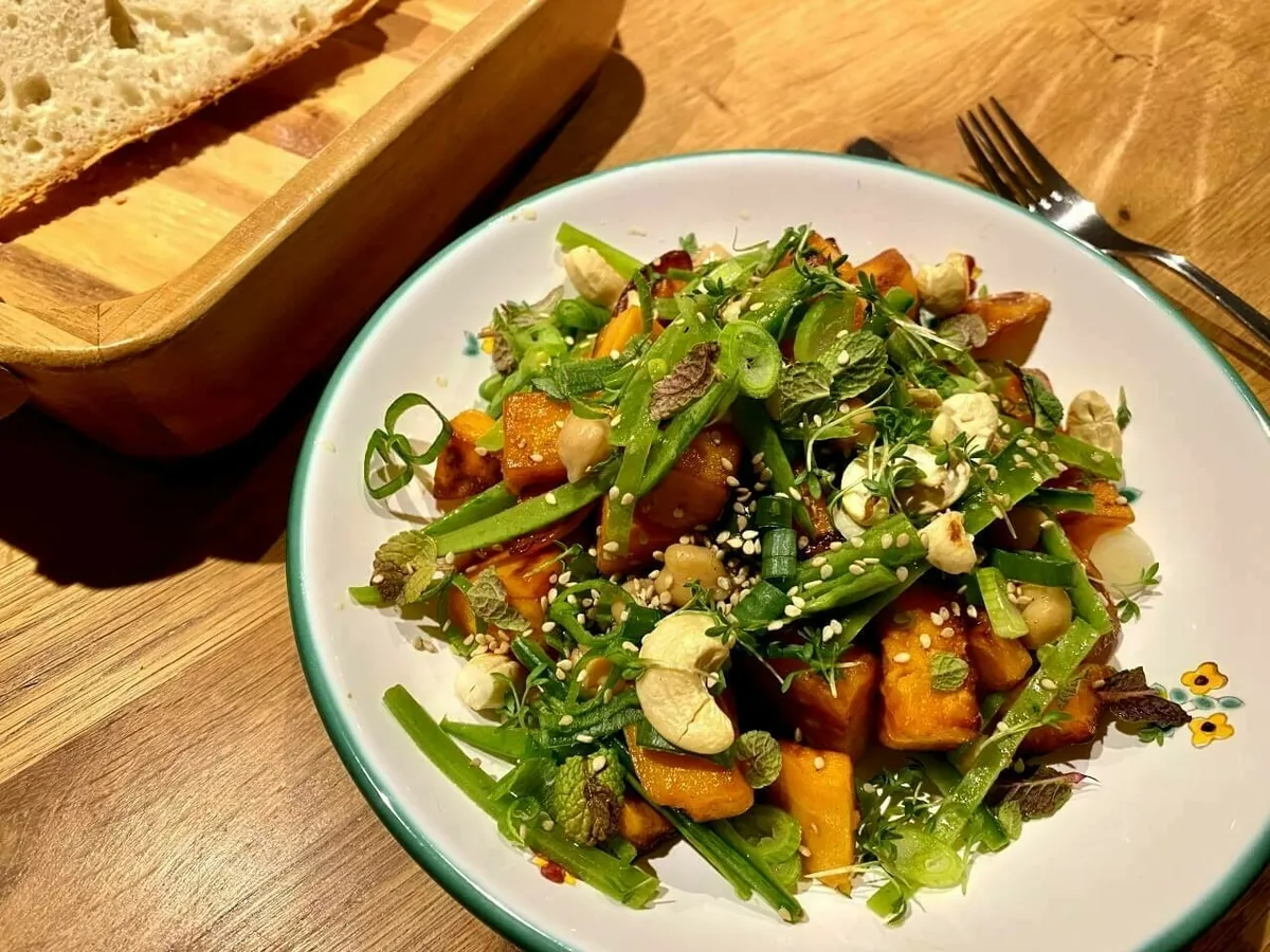 Ultraleckere Vegane Kichererbsen-Bowl mit selbstgebackenem Brot