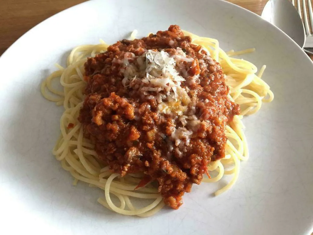 Ein Teller Spaghetti Bolognese mit Parmesan