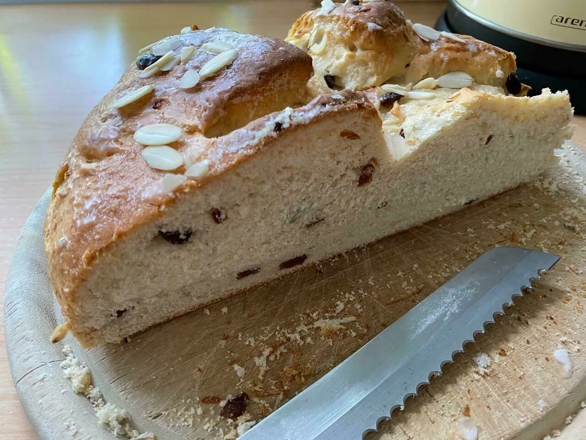 Angeschnittenes selbstgebackenes Osterbrot