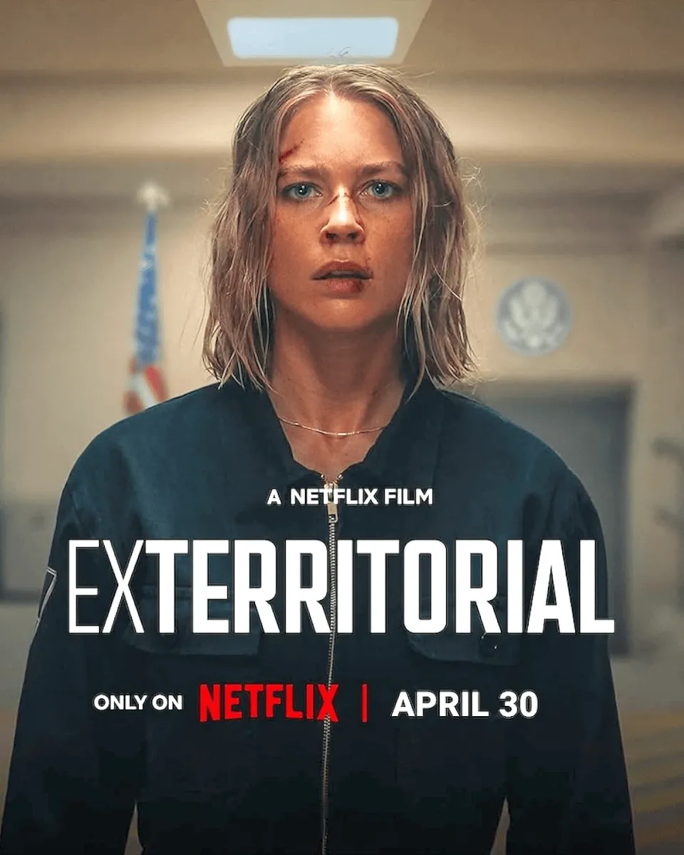 Eine Frau steht in einem Raum, während im Hintergrund der Titel Exterritorial und das Netflix-Logo zu sehen sind.