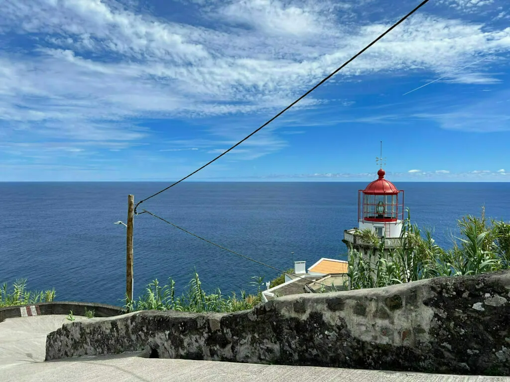 Der wunderschöne Leuchtturm da Ponta do Arnel.