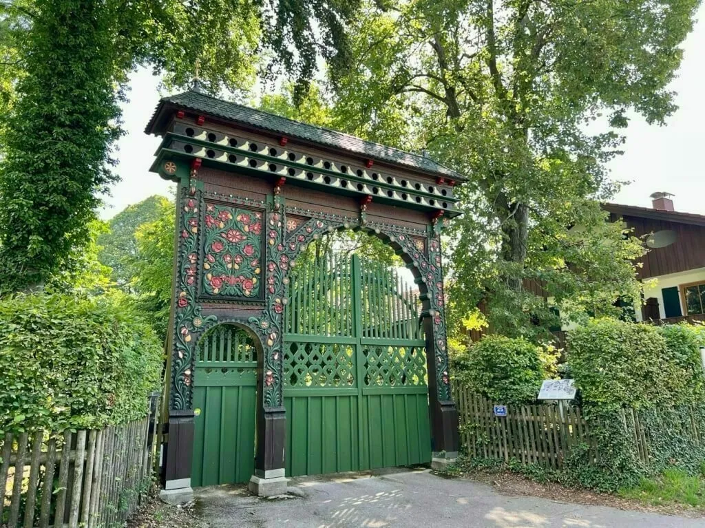 Das Ungarntor am Starnberger See, direkt vor der ehem. Villa des Biene-Maja-Erfinder Waldemar Bonsels.