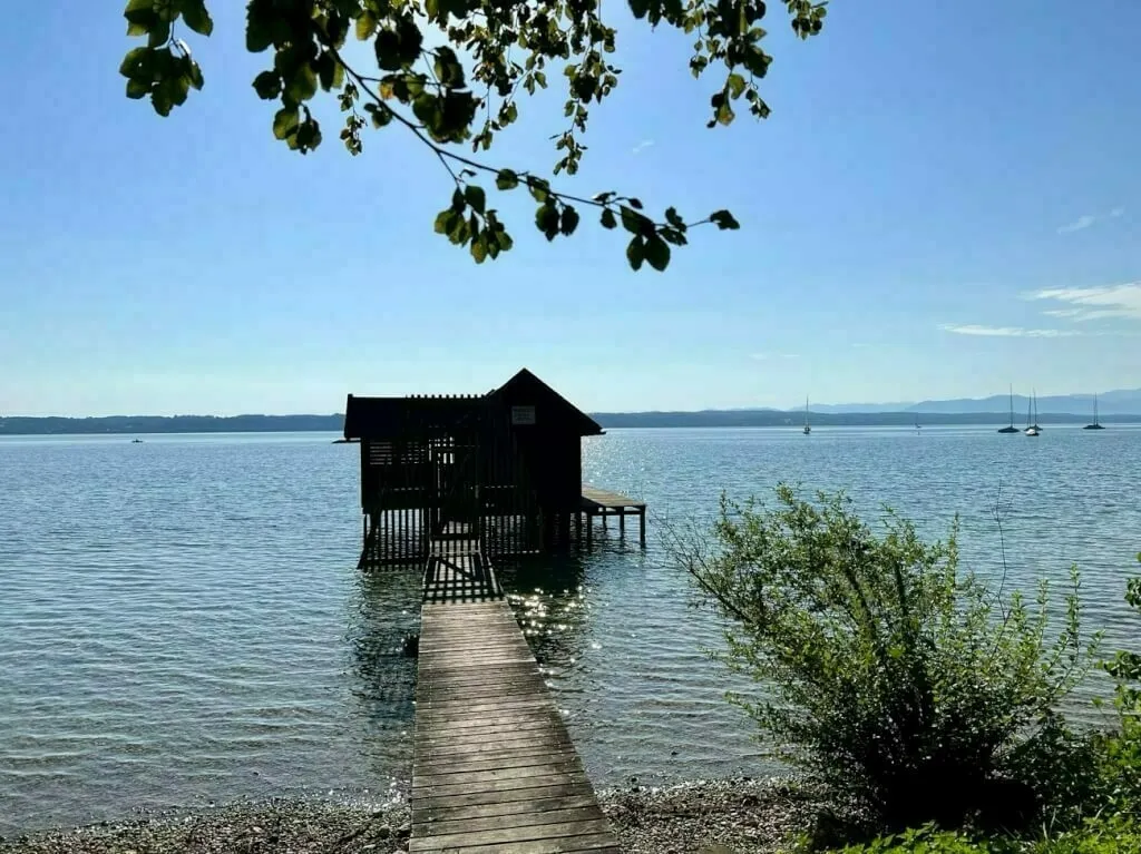 Steg mit Bootshaus am Starnberger See.