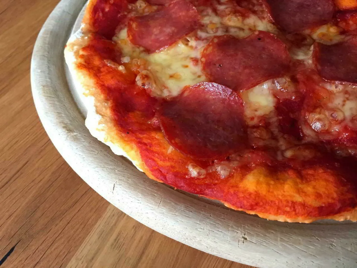 Leckere selbstgebackene Salamipizza