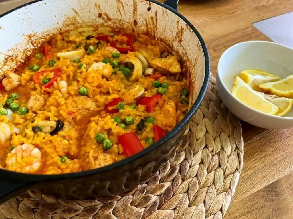 Leckere Paella im gusseisernen Topf