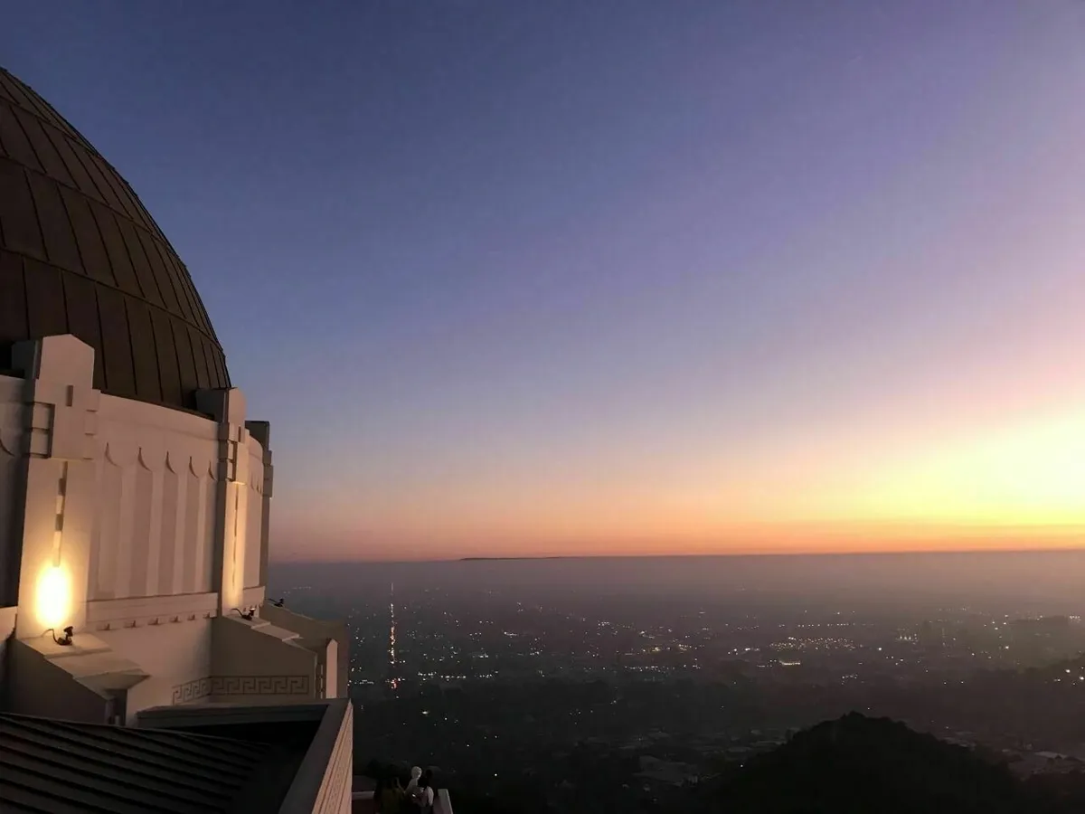 Sonnenuntergang über Los Angeles vom Griffith Observatorium aus gesehen