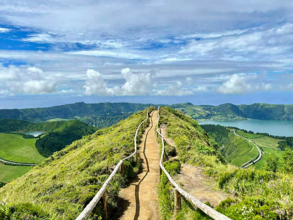 Der Weg zum schier atemberaubenden Ausblick vom Miradouro da Boca do Inferno auf die Kraterseen Sete Cidades.