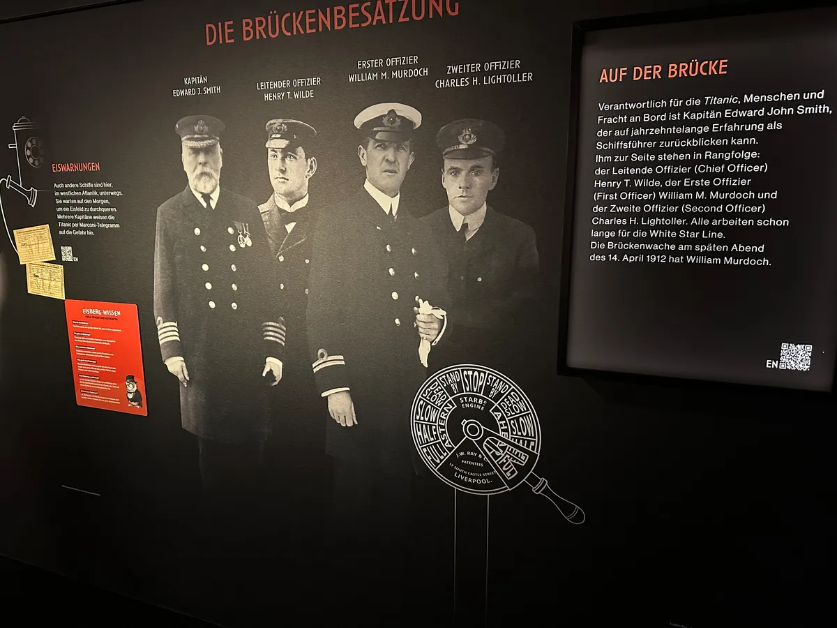 Ein Wanddisplay zeigt Informationen über die Brückenbesatzung der Titanic, inklusive Bilder und Beschreibungen der Offiziere.