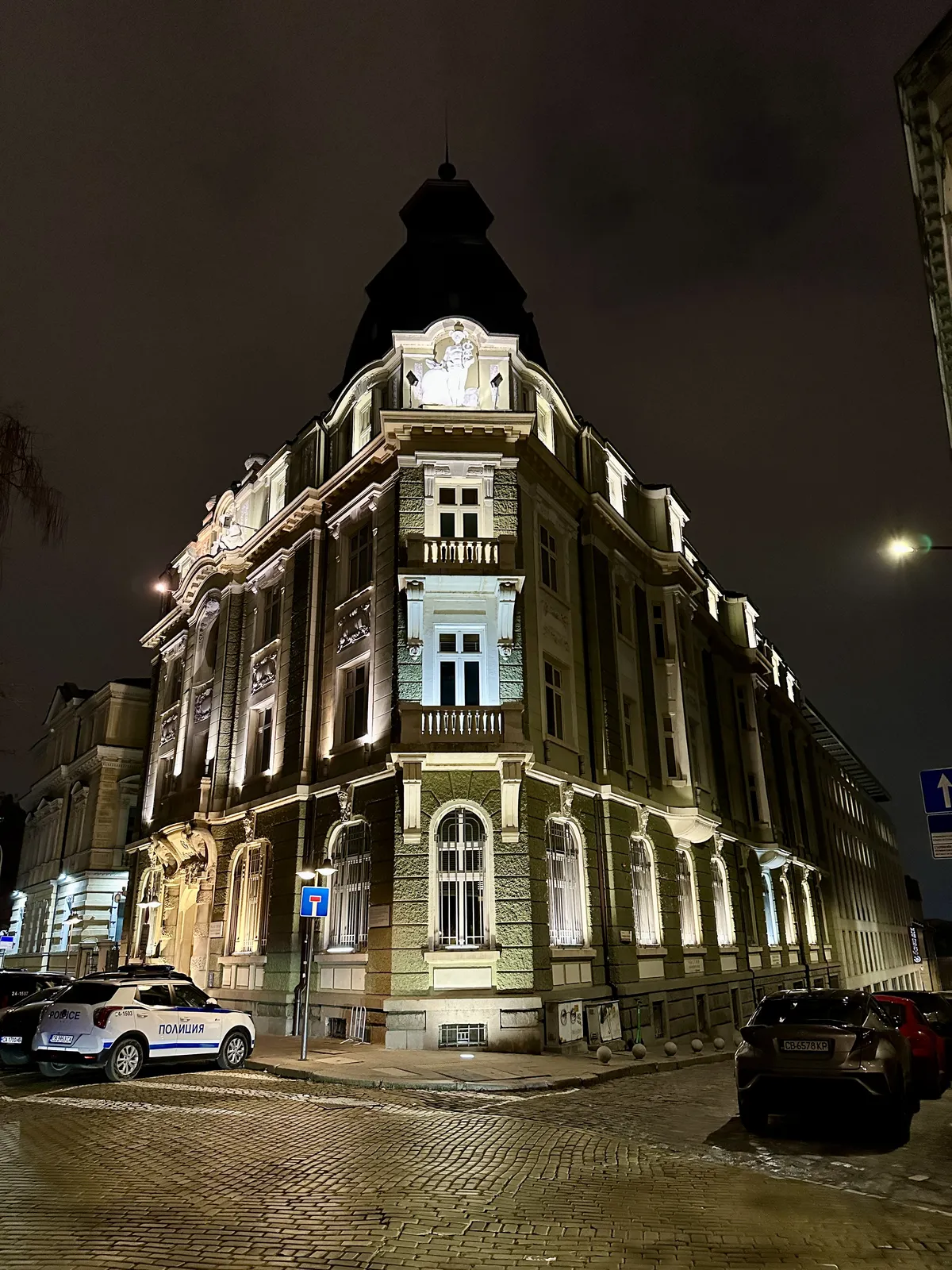 Hell erleuchtetes Altbaugebäude im Stadtzentrum von Sofia