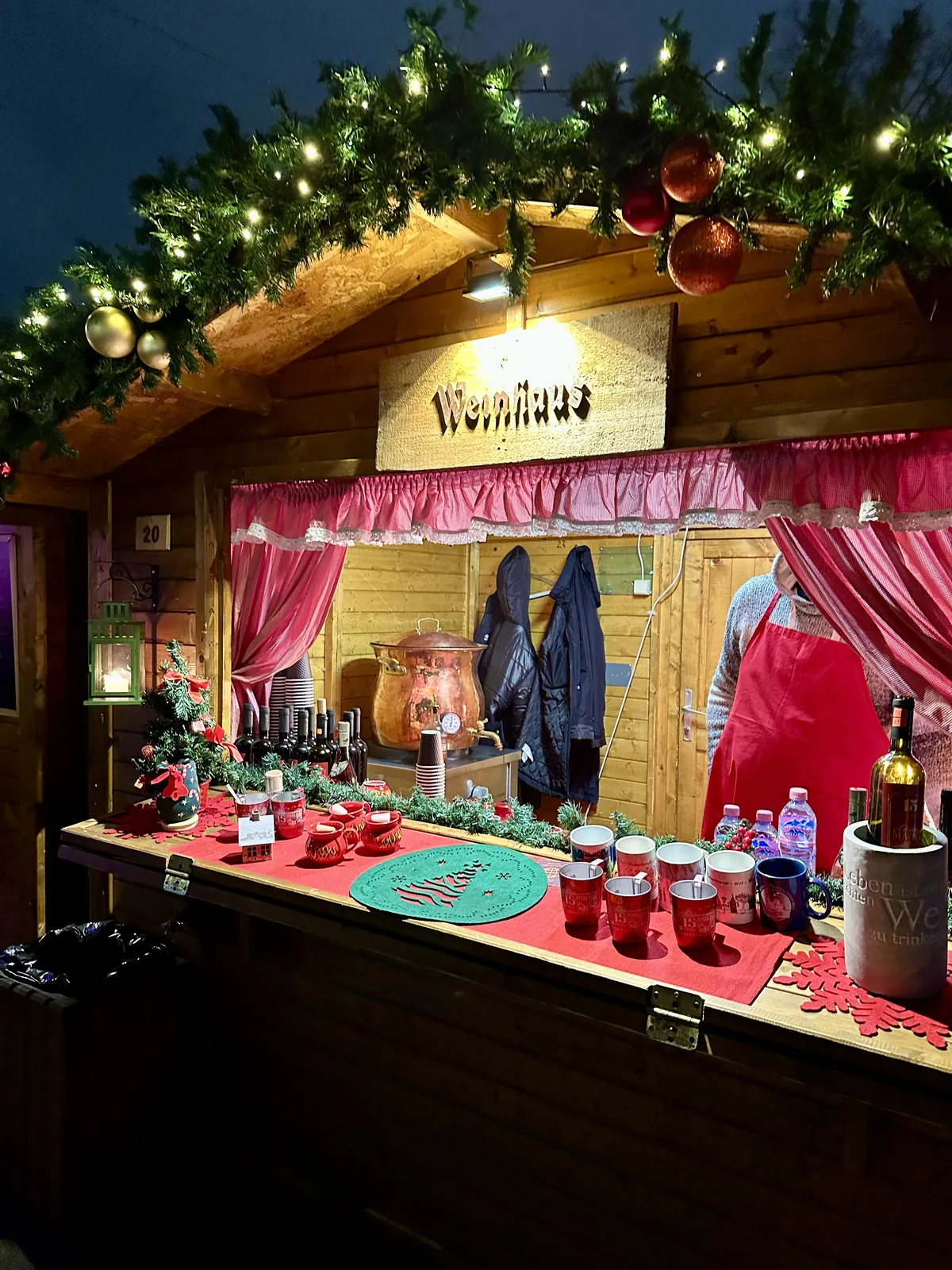 IEin Weihnachtsstand auf dem dem deutschen Weihnachtsmarkt in Sofia der mit Weinhaus beschrieben ist