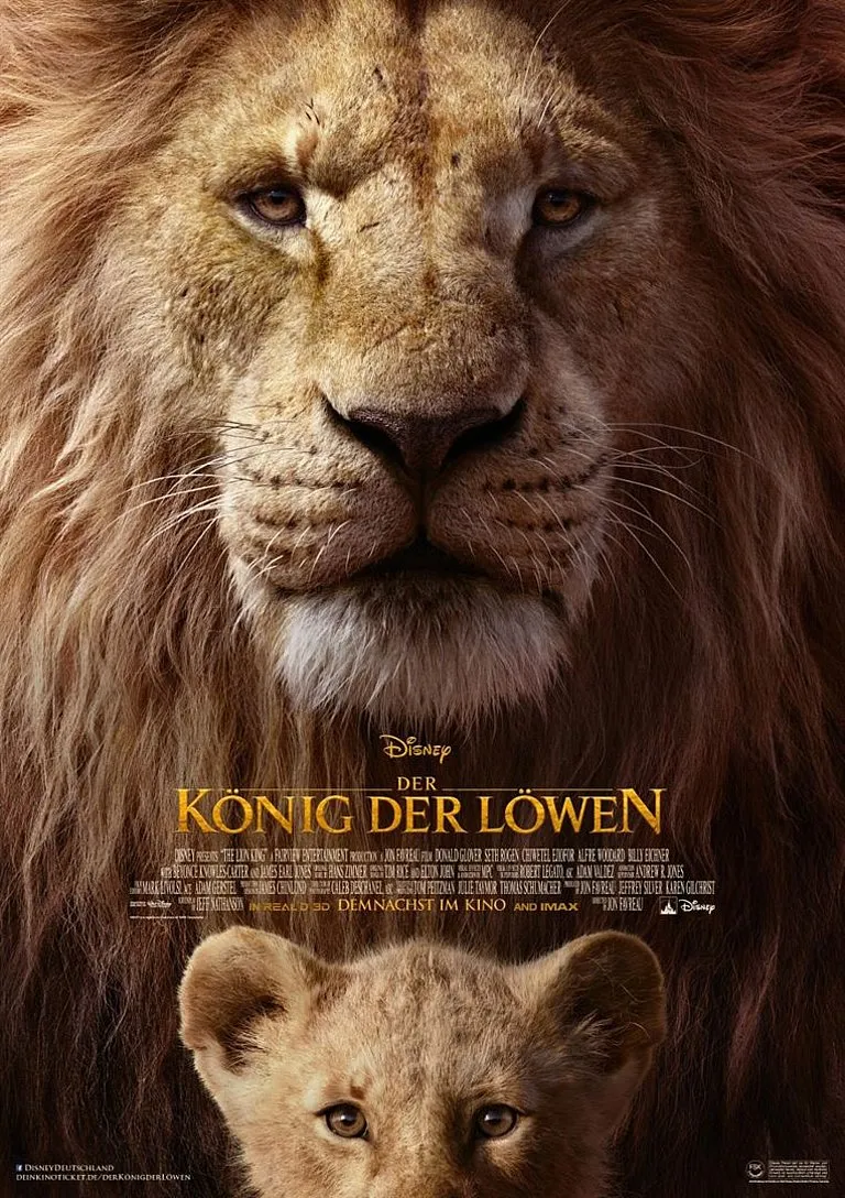Das Plakat zeigt einen majestätischen Löwen im Vordergrund mit einem jüngeren Löwenbaby darunter. Der Titel "Der König der Löwen" ist in goldenen Buchstaben am unteren Rand platziert.