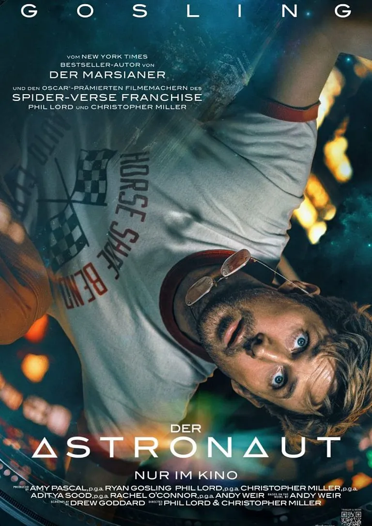 Ein Mann mit einem sportlichen Oberteil liegt entspannt auf einer matten Oberfläche, umgeben von Weltraum-Elementen. Im Hintergrund sind Sterne und Galaxien sichtbar, während der Titel des Films und die Besetzung in auffälliger Schrift platziert sind.