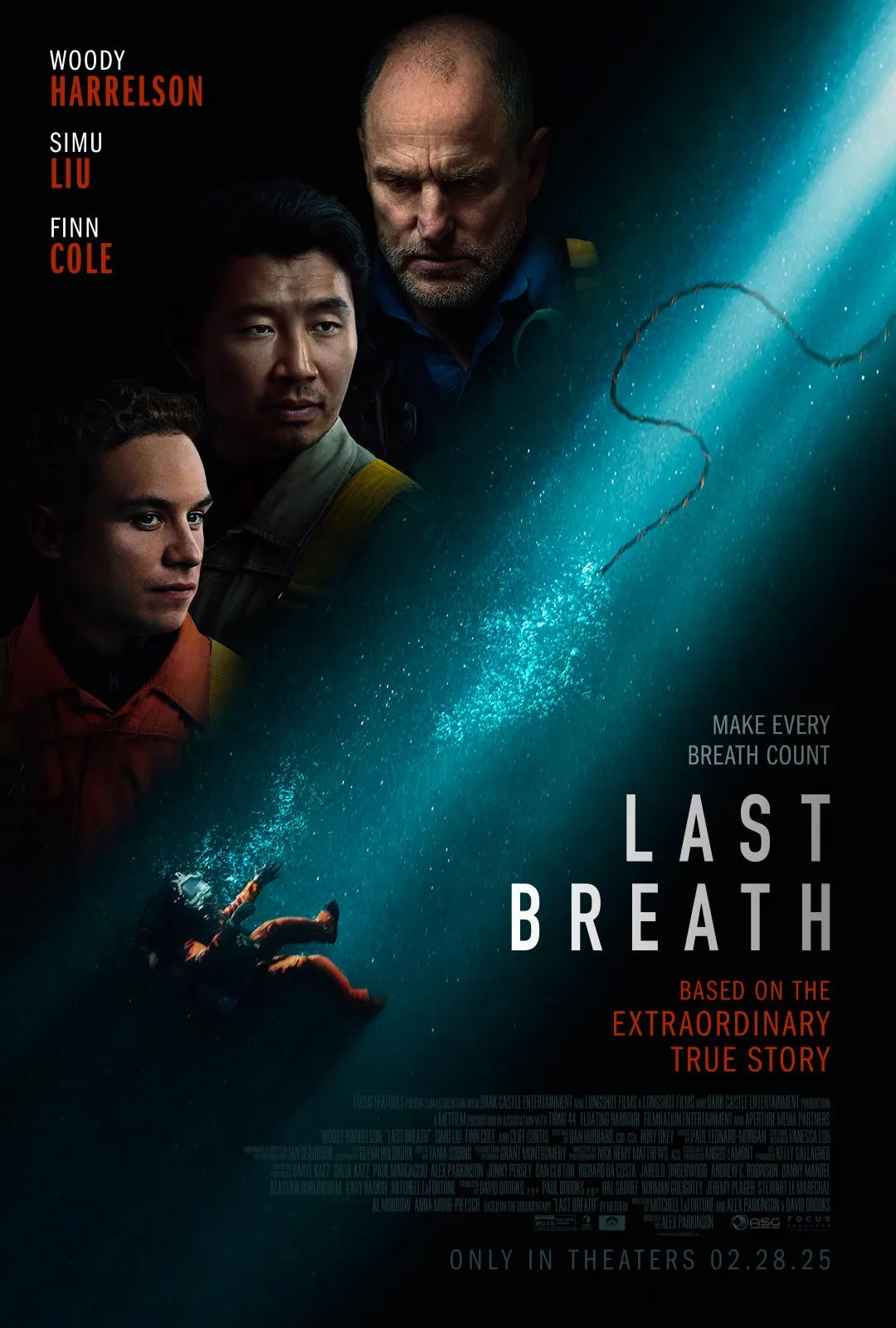 Das Filmplakat von "Last Breath" zeigt drei männliche Charaktere: einen mit ernster Miene und rot-orangefarbener Kleidung, einen weiteren, der neutral schaut, und einen dritten mit einem besorgten Gesichtsausdruck. Im Hintergrund ist eine düstere Unterwasser-Szene mit einem Taucher und einem Lichtstrahl, der aus der Dunkelheit strahlt.