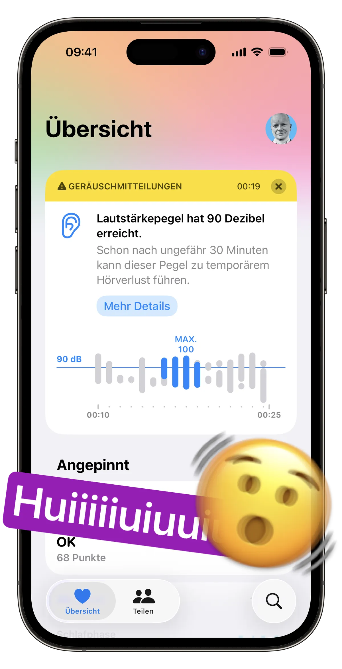 Ein Smartphone-Bildschirm zeigt eine Übersicht über Geräuschpegel mit einem Warnhinweis, dass 90 Dezibel erreicht wurden. Unterhalb des Warnhinweises befindet sich eine grafische Darstellung des Lautstärkepegels und eine große, neugierige Emoji-Reaktion.