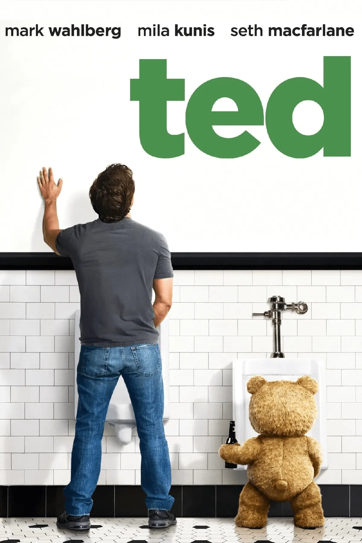Ein Mann und ein Teddybär stehen vor Urinalen in einem Badezimmer unter dem Schriftzug Ted.