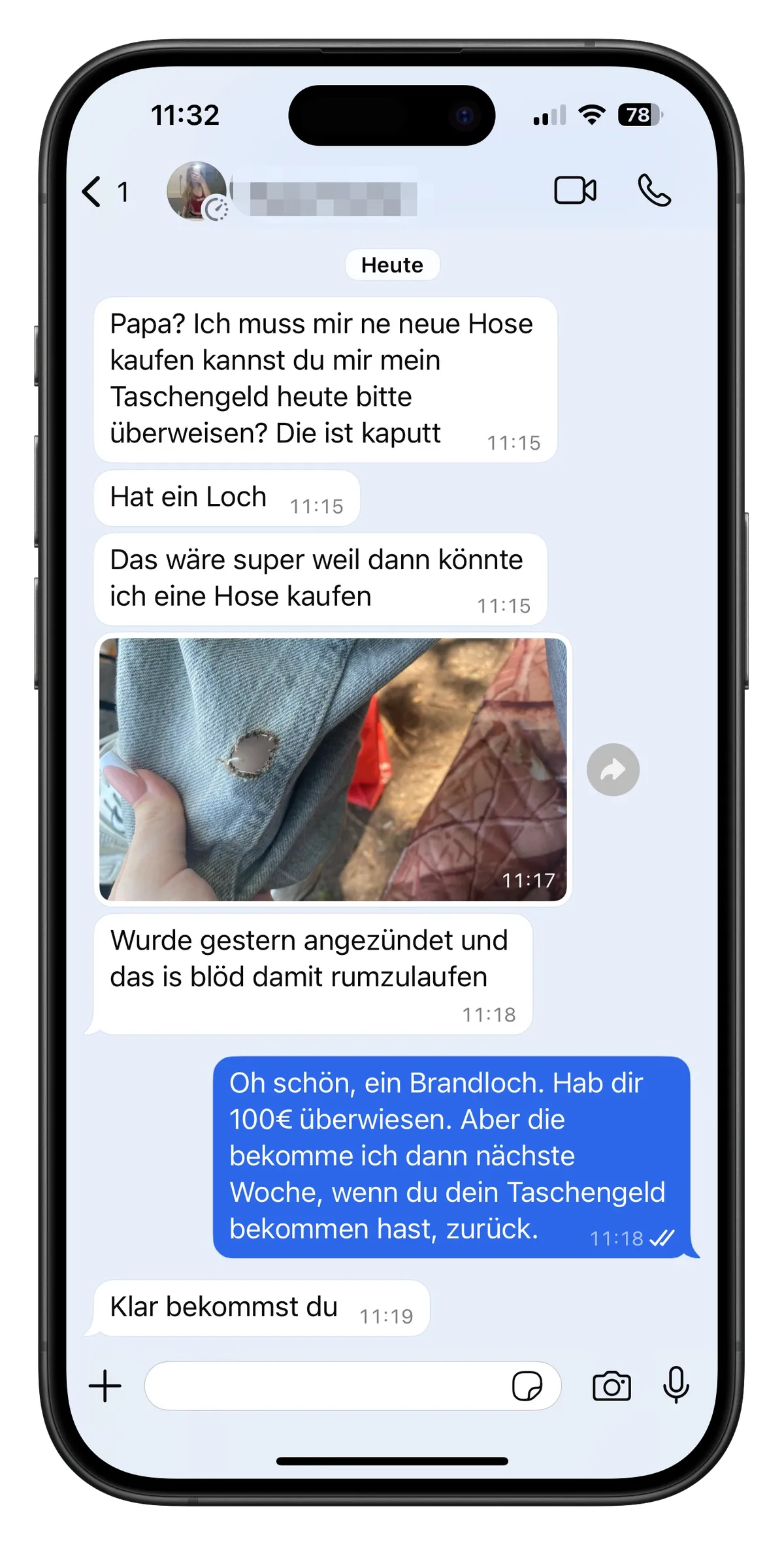 Eine Textnachricht zeigt einen Austausch zwischen einem Vater und einem Kind über den Kauf einer neuen Hose wegen eines Brandlochs, inklusive eines Fotos der kaputten Hose.
