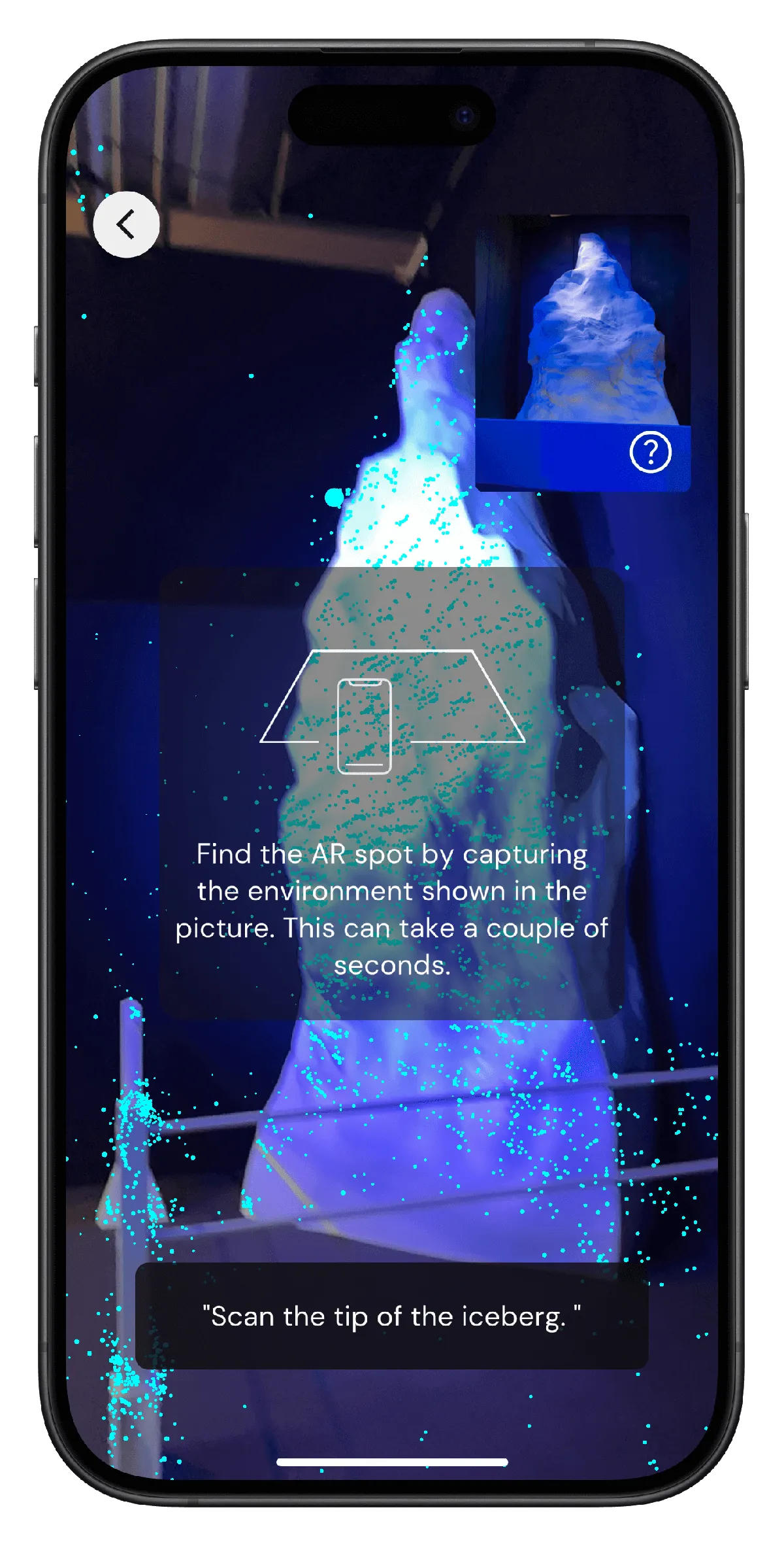 Ein Smartphone-Bildschirm zeigt eine Augmented-Reality-Anwendung für die Titanic-Ausstellung mit einem leuchtenden, blauen Eisberg. Ein Text fordert den Benutzer auf: "Scan the tip of the iceberg."