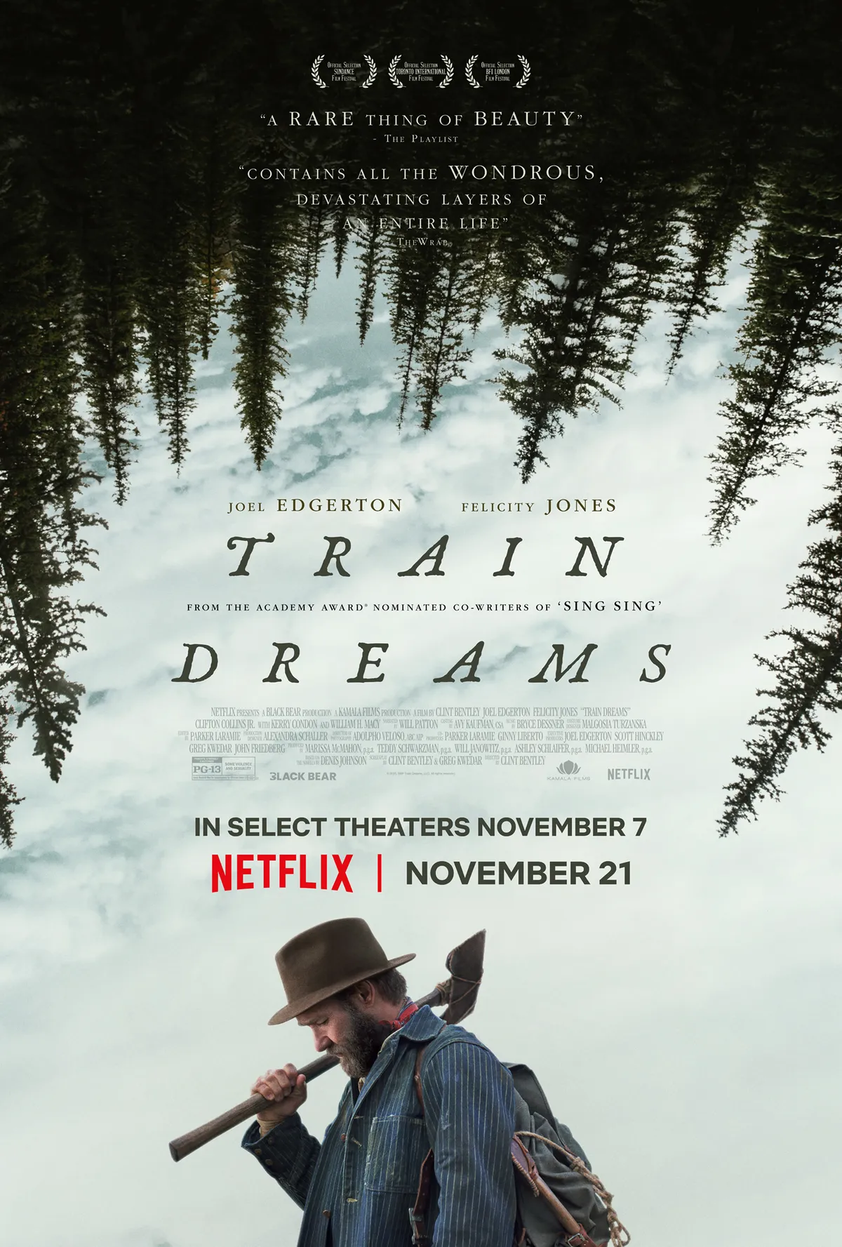 Das Filmplakat zeigt eine dramatische Landschaft mit hohen Bäumen, die sich gegen den Himmel abheben. Im Vordergrund steht ein Mann mit einem Hut und einer Axt, während der Titel "TRAIN DREAMS" und Informationen zu den Hauptdarstellern sowie dem Veröffentlichungsdatum auf Netflix angezeigt werden.