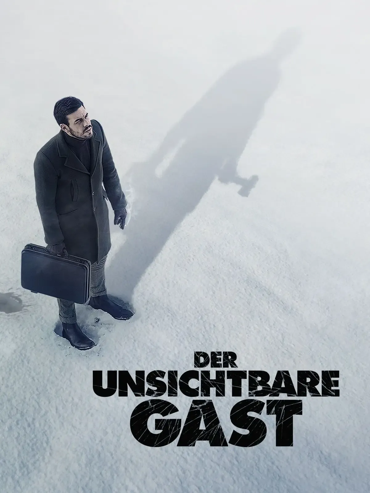 Ein Mann in einem Mantel steht im Schnee und wirft einen langen Schatten, während er einen Aktenkoffer hält, mit dem Titel Der unsichtbare Gast darunter.