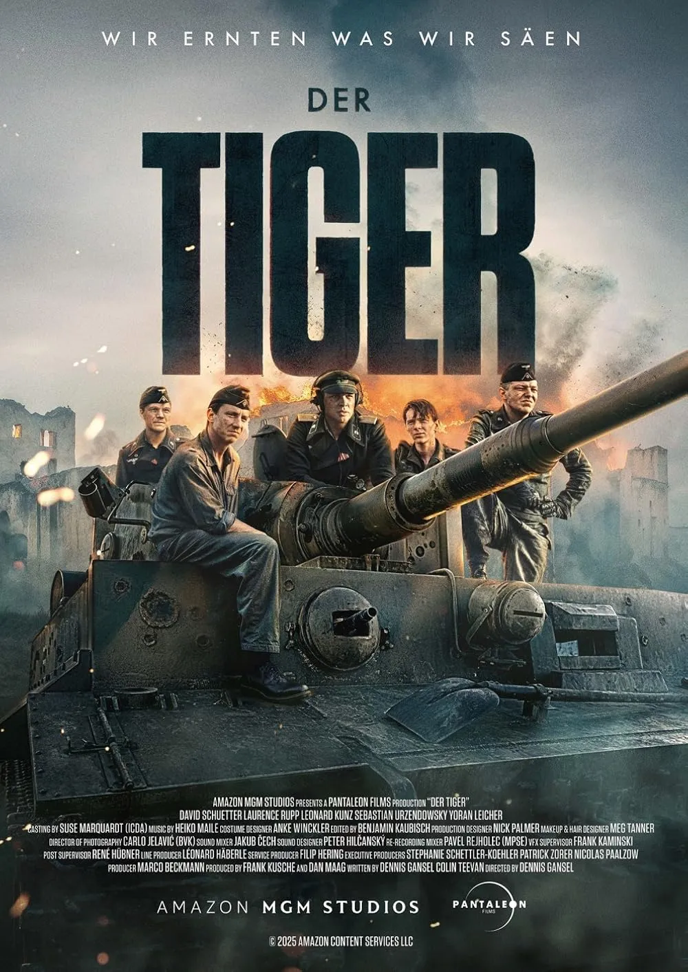 Das Poster für den Film "Der Tiger" zeigt fünf Kriegsgefangene, die sich in militärischer Kleidung um einen Panzer gruppieren, während im Hintergrund eine zerstörte Stadtlandschaft zu sehen ist. Der Titel des Films steht dominant in großen Buchstaben oben auf dem Poster.