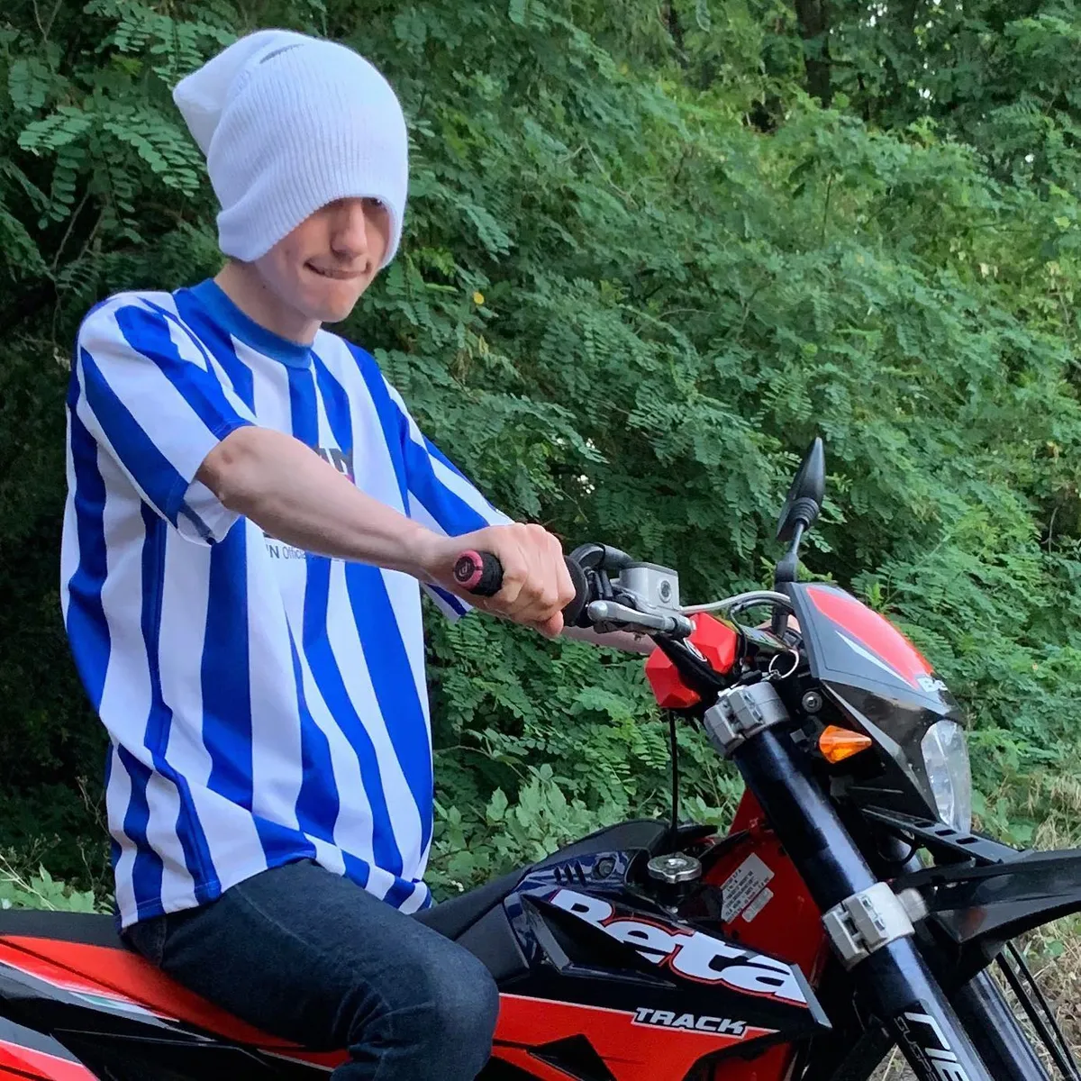 forgottengift on a dirt bike zoomed
